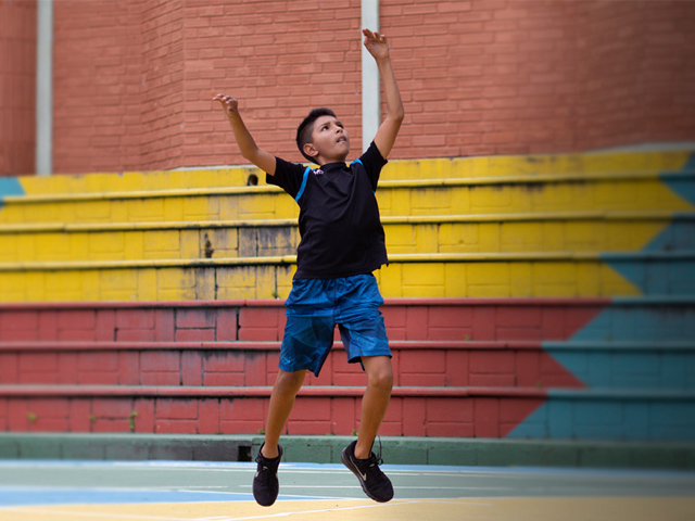 Jóven jugando voleiball